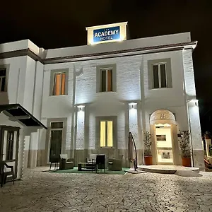 Academy מלון